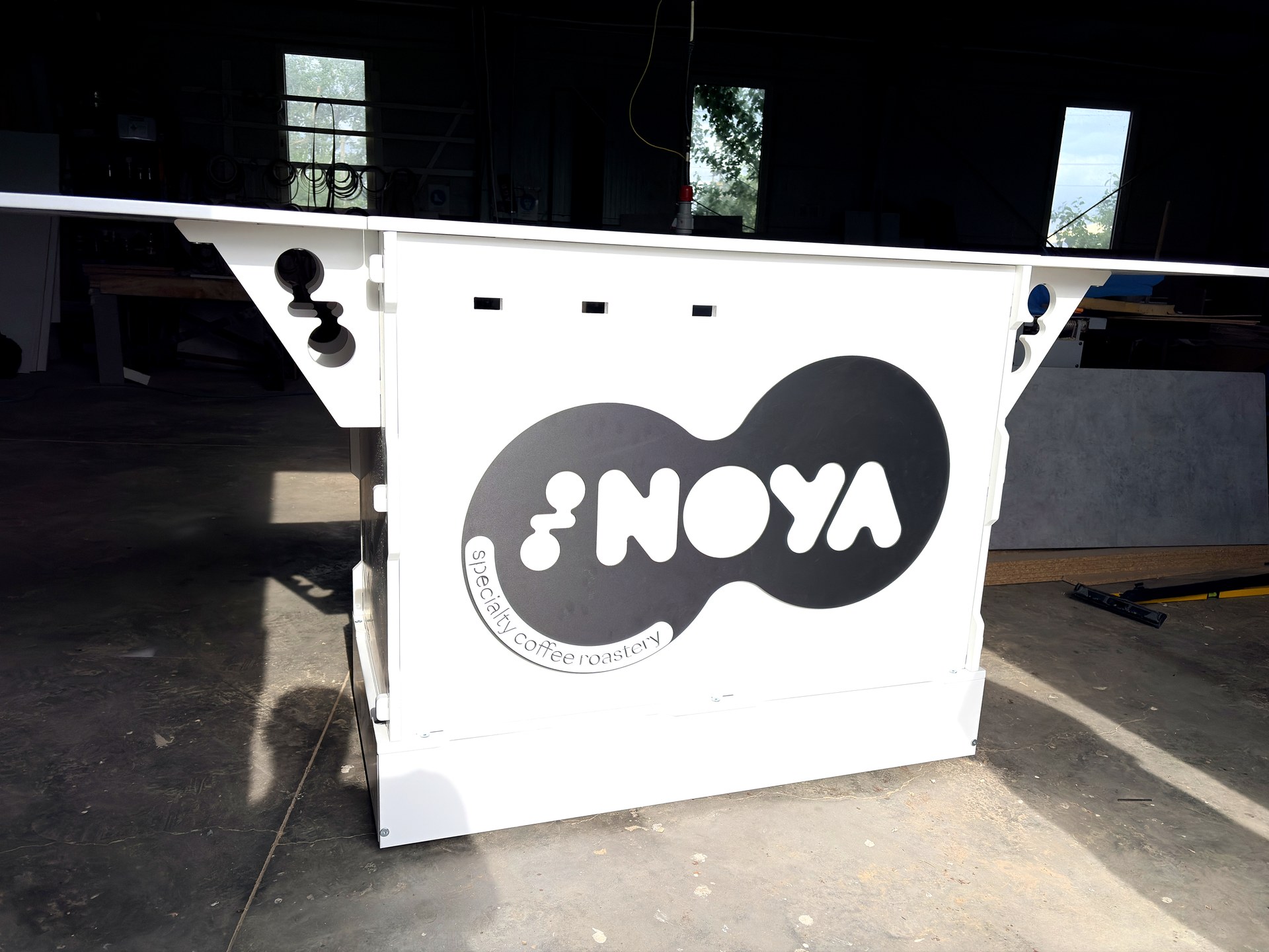 NOYA — vedere frontală Bar mobil pliabil din placaj de mesteacan pentru evenimente, branded NOYA pentru cafenea ambulanta, vedere frontala